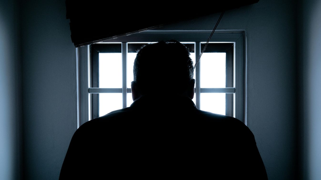 Rendőr szomszédját fenyegette: újra bíróság előtt a visszaeső zaklató