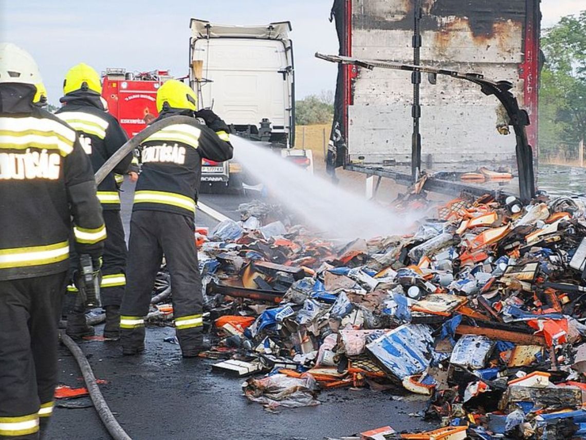 Döbbenetes: tűz martalékává vált a kamion teljes rakománya