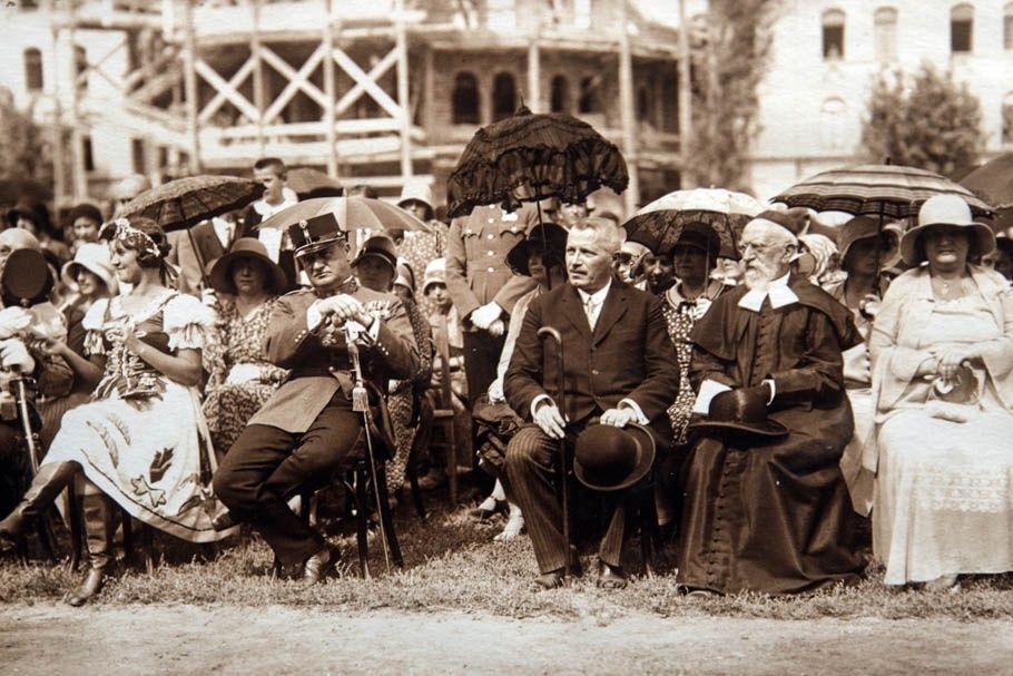 Honvédek ünnepélye a mai Ady téren. Somogyi Szilveszter polgármester és Lőw Immánuel rabbi 1930-ban