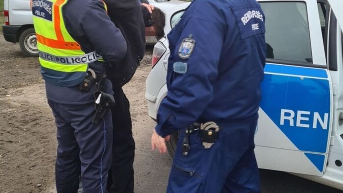 Embercsempész „pénzemberek” buktak le Szeged közelében