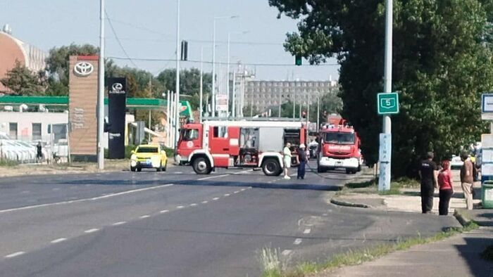 Épületbe hajtott egy kisteherautó, áramlik a gáz - lezárták a Dorozsmai utat