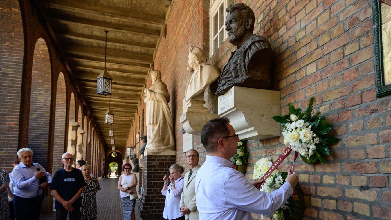 Koszorúval tisztelegtek a világhírű operaénekes emléke előtt a Dóm téri Pantheonban