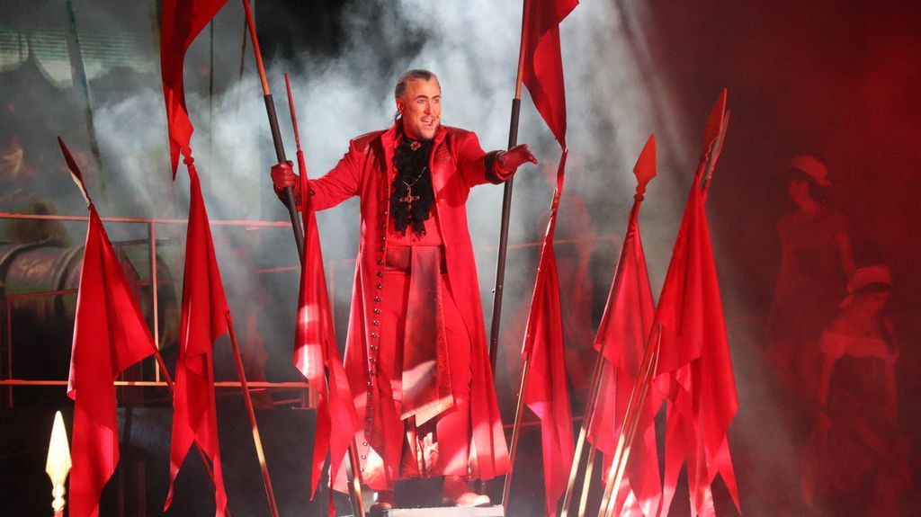 Feke Pál Richelieu bíboros bőrébe bújt nyáron a Dóm téren, a Szegedi Szabadtéri Játékok 3 testőr előadásában 