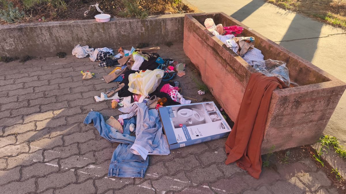 Kupacban állt a hajléktalanok szemete a rendőrség előtt.