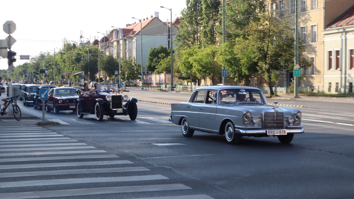 Időutazás Szegeden: korukat meghazudtoló járműcsodák szelték az utcákat +videó