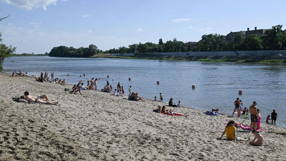 A vízparton érdemes hűsölni, de a magas UV-sugárzás miatt fokozottan kell vigyázni a napon