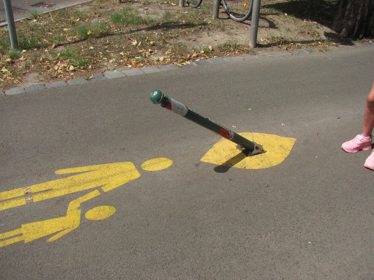 A súlyos baleset során egy rolleres ütközött neki az autók szabálytalan parkolását akadályozó karónak Fotó: Facebook/ Szeged és környéke Adok-Veszek