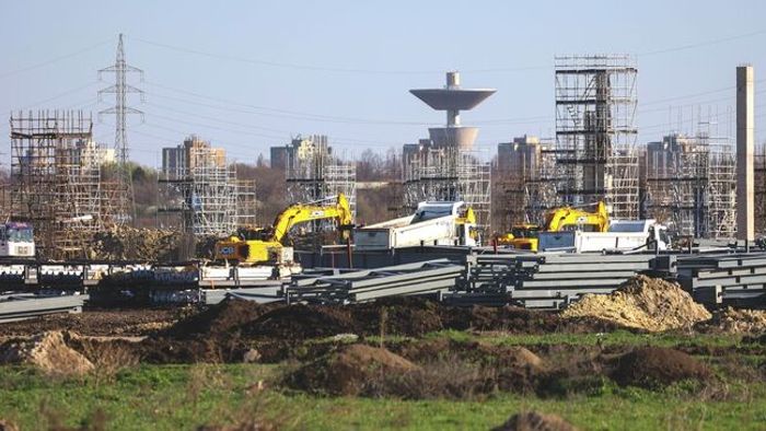 Lejárt szerződés miatt tiltakoztak Szegeden, a BYD épülő gyára előtt