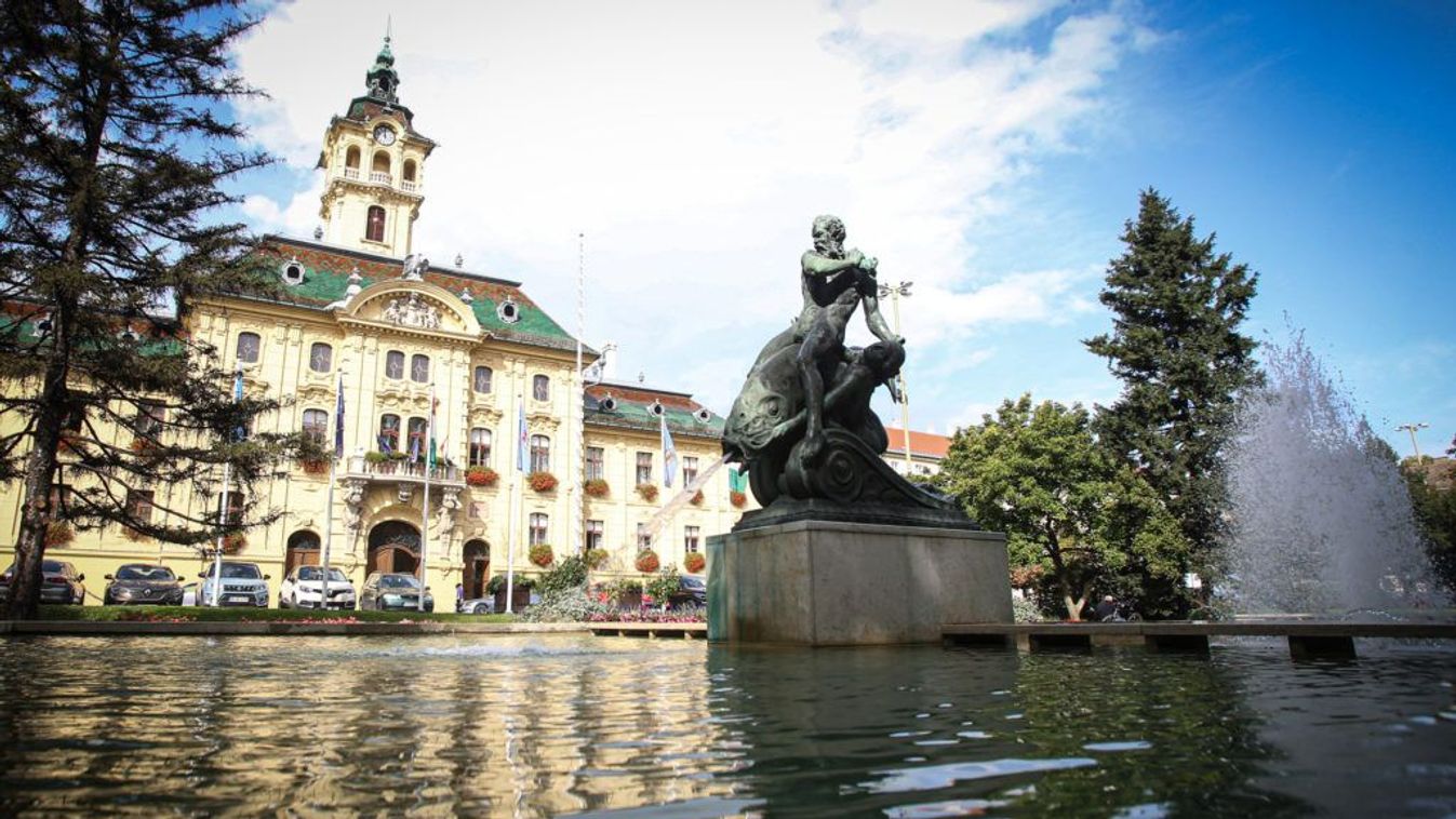 Hajléktalanok piszkították be a Széchenyi téri szökőkutat: Több napos takarítás jön