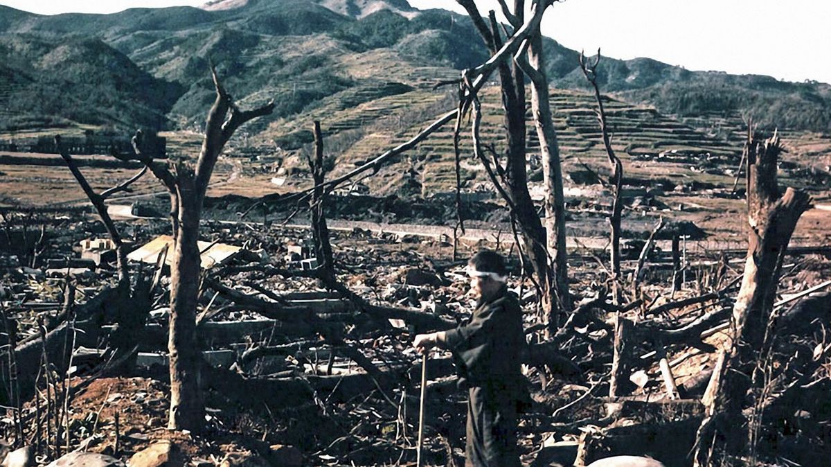 1945 novembere körül Takasi Nagai japán radiológus Nagaszaki Matsuyama városrészének romjai között 