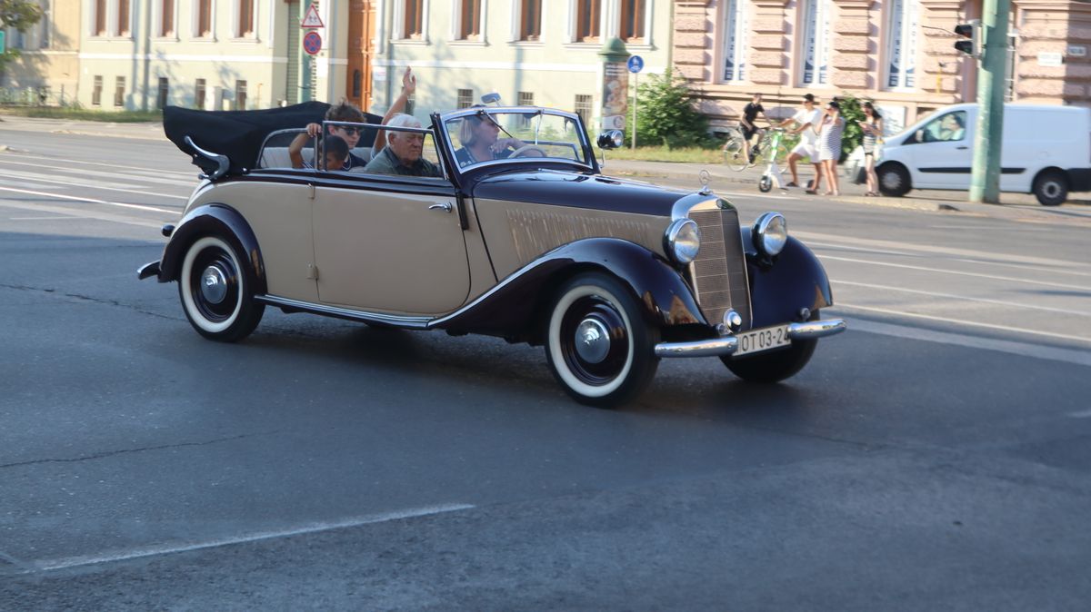Igazi időutazás. Veteránjárművek Szeged utcáin. 