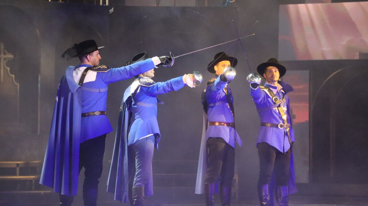 Brasch Bence (Porthos), Ember Márk (D’Artagnan), Koltai-Nagy Balázs (Athos) és Veréb Tamás (Aramis) A 3 testőr főpróbáján. 