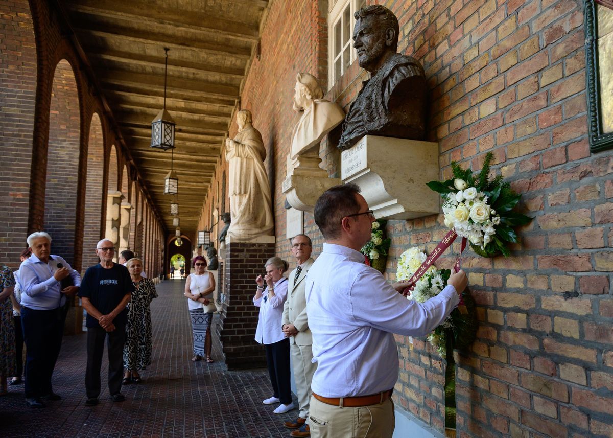 Koszorúval tisztelegtek Gregor József szobra előtt a Dóm téri Pantheonban Fotó: Török János/Délmagyar. 