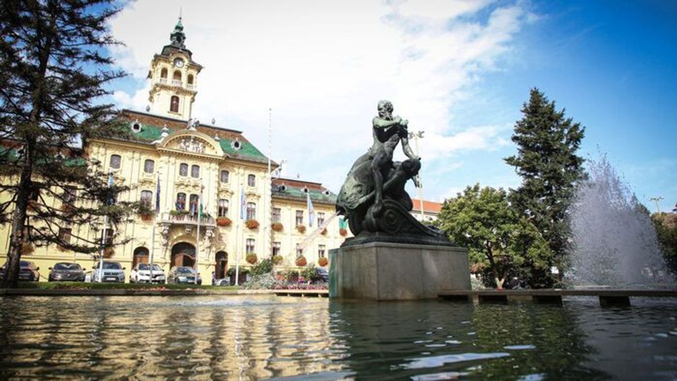 Hajléktalanok piszkították be a Széchenyi téri szökőkutat: Több napos takarítás jön