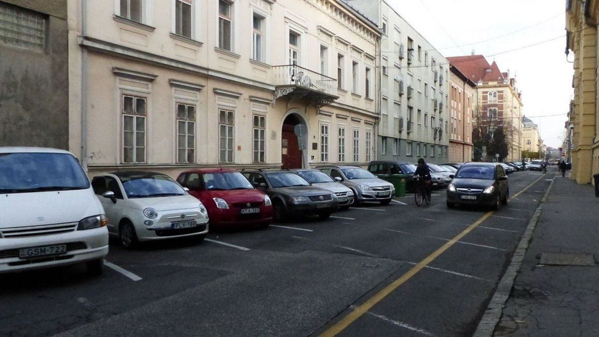 Előkerült a vascső Szegeden, a Fekete Sas utcában egy parkolási vita közben. (Archív fotó: Délmagyar)