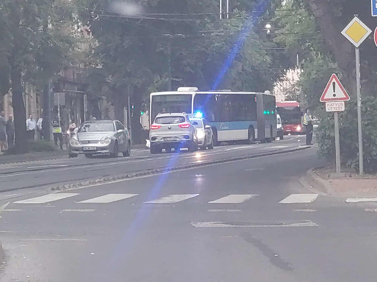 A baleset  helyszínén rendőrök irányítják a forgalmat, amíg a helyszínelés tart.