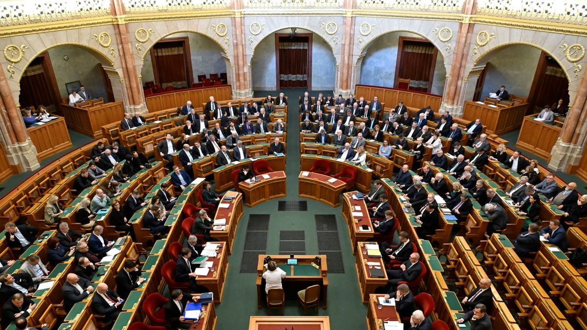 Orbán Viktor is felszólal a parlamentben az első ülésnapon