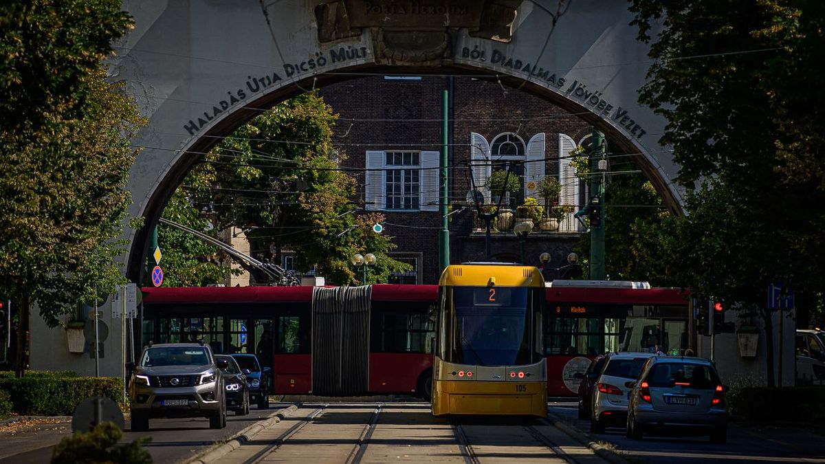 A tömegközlekedés kaotikus pillanatokat okoz a reggeli és délutáni csúcsidőben Szegeden