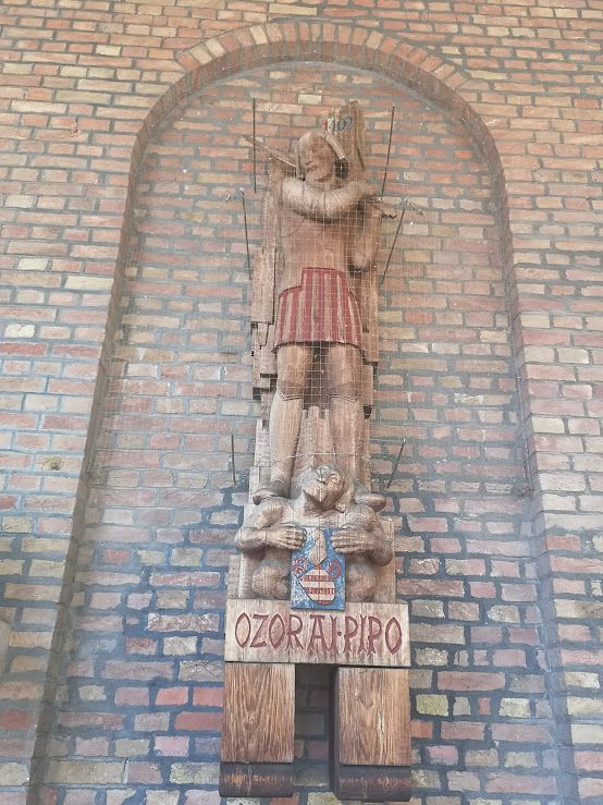 Ozorai Pipo szobra a Dóm téri Pantheonban