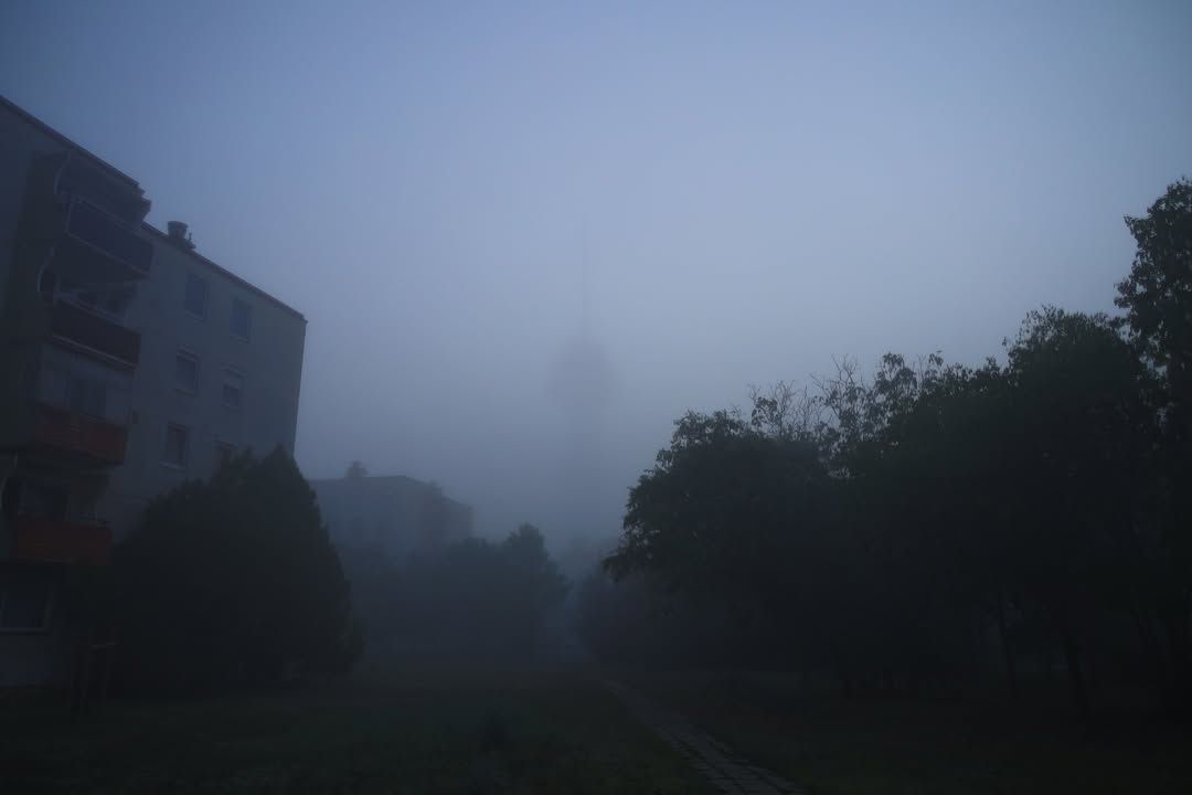 A hajnal már hűvösebb, ami elősegíti a pára, és a köd képződését, ami jól látszik olvasónk fényképein