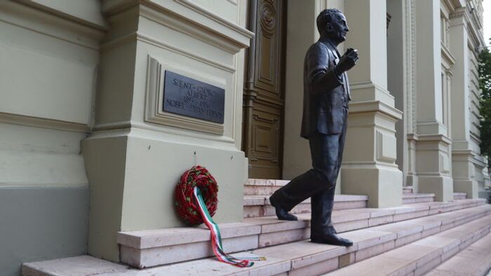 Paprikakoszorúval tisztelegtek Szeged Nobel-díjas kutatója előtt +fotók +videó