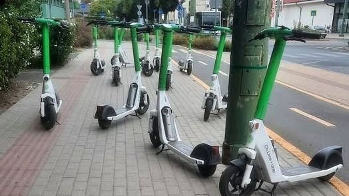 Szegeden az elektormos rollerek parkolása gyakran okoz forgalmi akadályt Fotó: Szegediek Szegedről Szegedért