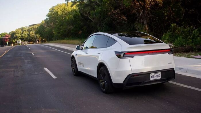 Busz helyett Tesla: rejtélyes fiatal segíti a szegedieket