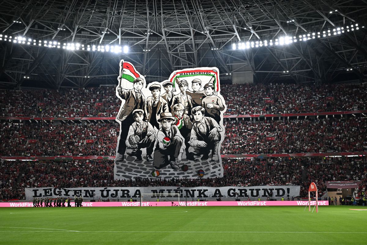 "Legyen újra miénk a grund". A magyar szurkolók élőképe a portugálok elleni meccs előtt. 