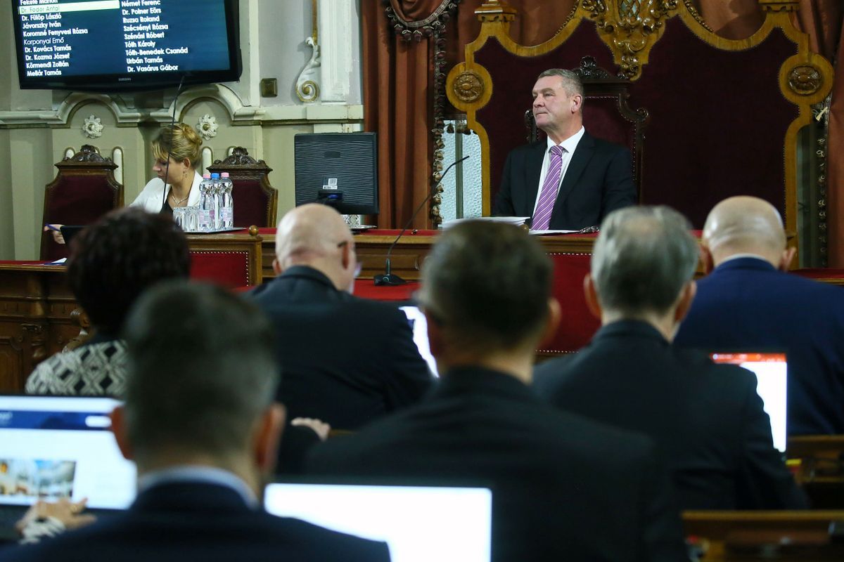 Botka László indulatosan és gőgösen reagált az MKKP beadványára, előtte cikket íratott propagandistájával 