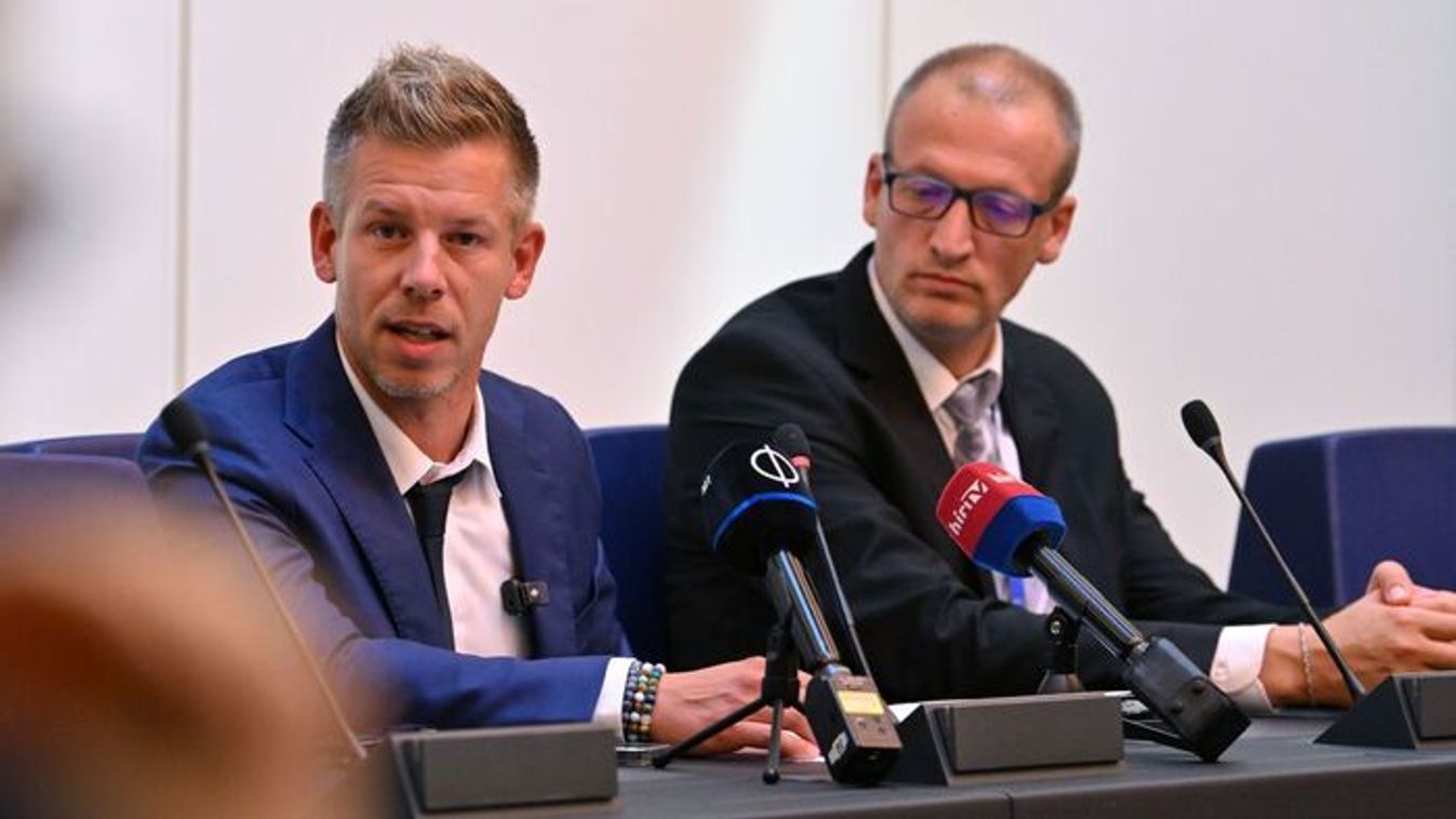 Vergődés és cáfolat: Hamisítással védekezik Magyar Péter