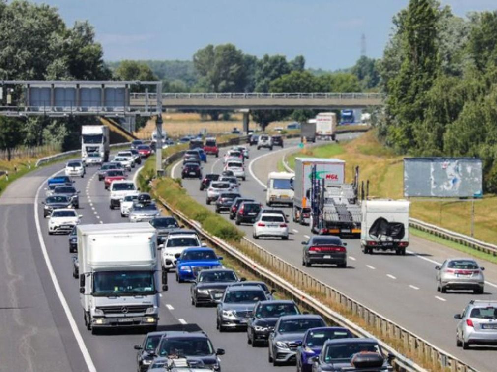 Kamionbaleset az M5-ön: Óriási torlódás lehet számítani