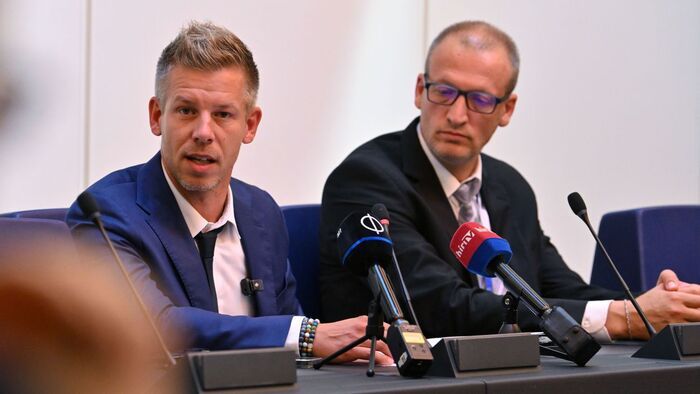 Vergődés és cáfolat: Hamisítással védekezik Magyar Péter
