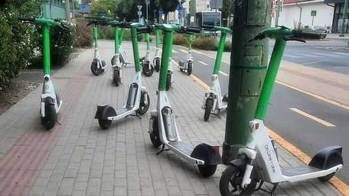Roller-káosz a Szilléri sugárúton: Több tucat jármű torlaszolja el a járdát