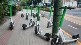 Roller-káosz a Szilléri sugárúton: Több tucat jármű torlaszolja el a járdát
