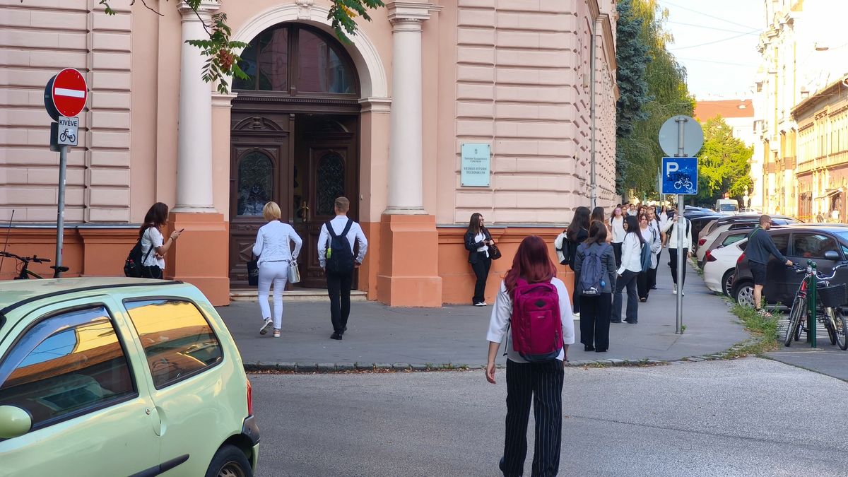 Becsengettek, eljött a tanév kezdete. 