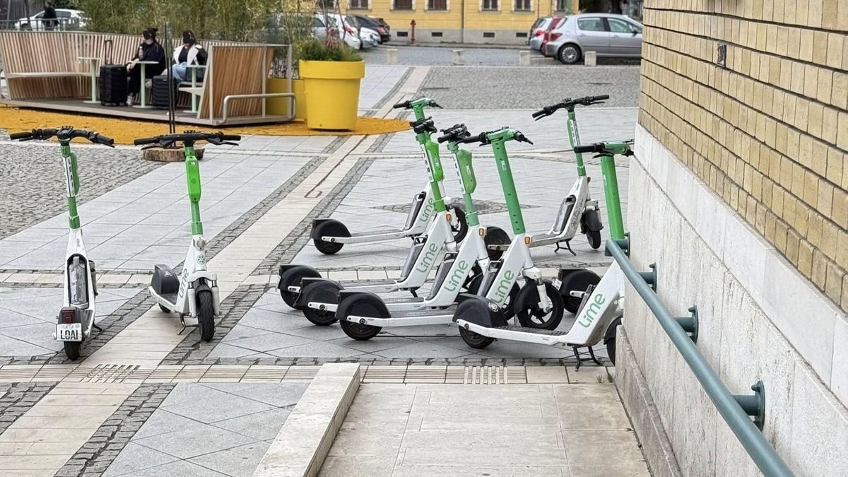 A rendezetlen roller torlasz teljesen elzárta a mozgássérült közlekedési sávot. Fotó: Facebook