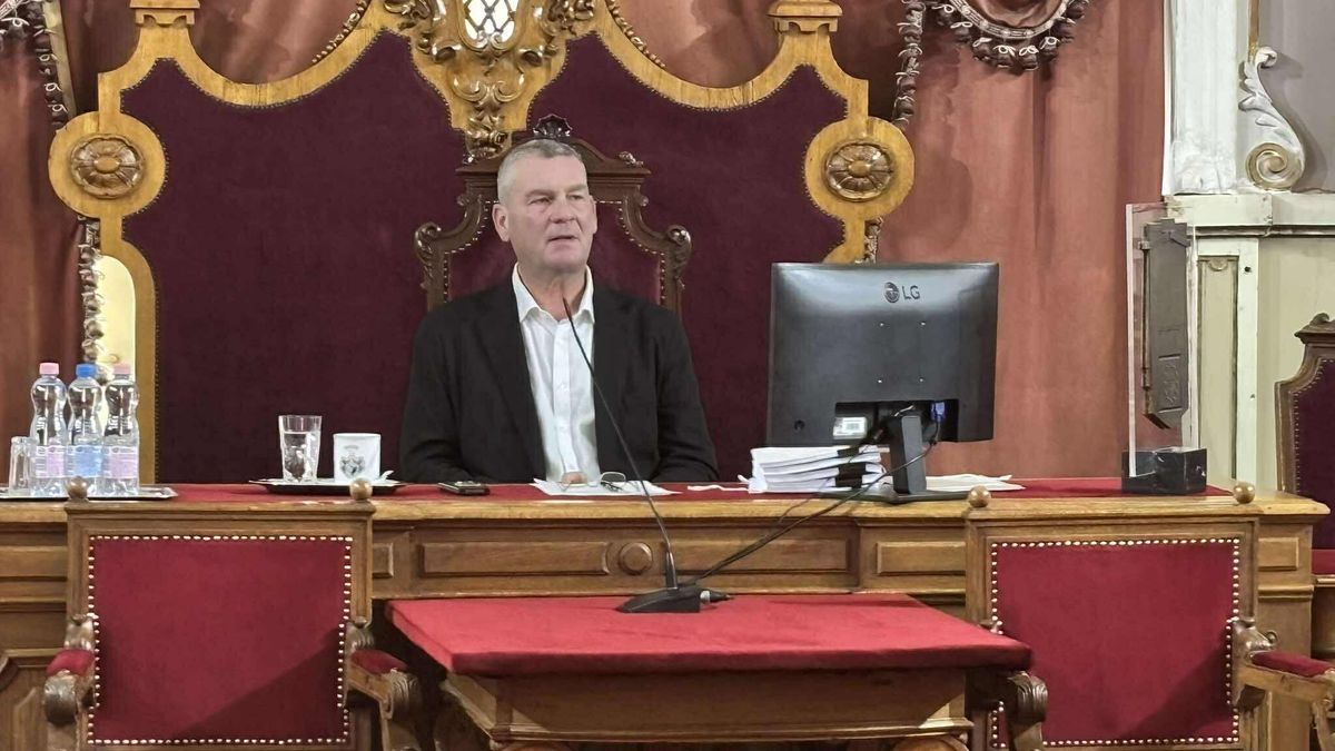 Azonnal támadásba lendült Botka László. (Fotó: Szegedma)