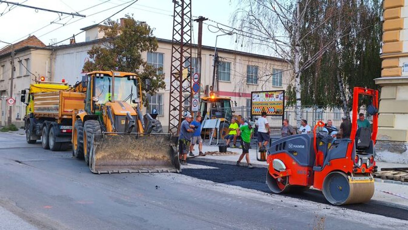 Csúszásban van a Bakay Nándor utca két hónapja tartó felújítása +fotók +videó