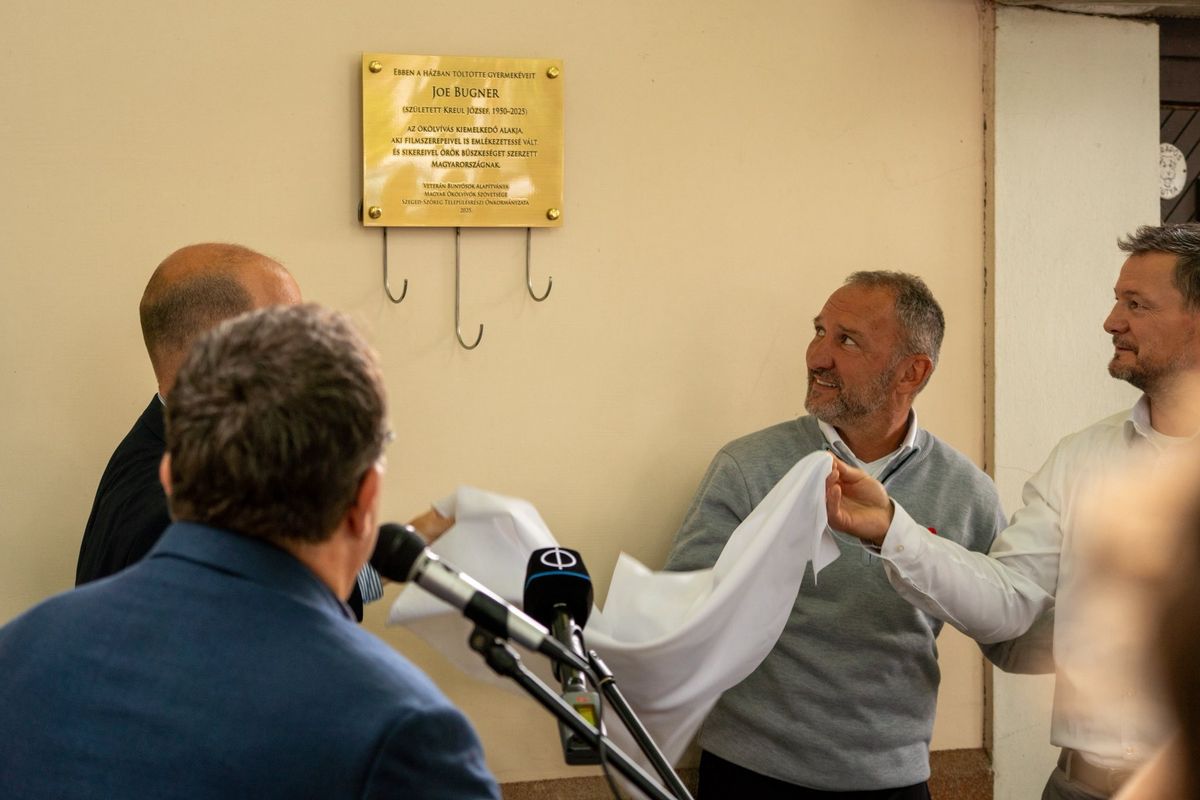 Emléktálával tisztelegtek Joe Bugner előtt. 