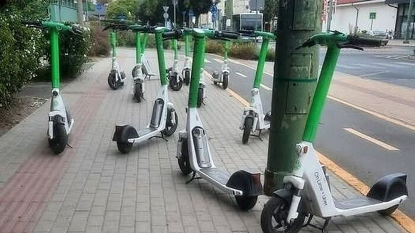 Roller-káosz a Szilléri sugárúton: Több tucat jármű torlaszolja el a járdát