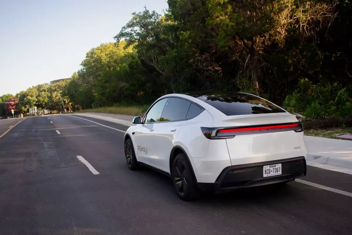 Ingyen fuvarral segít a Teslas jótevő Szegeden