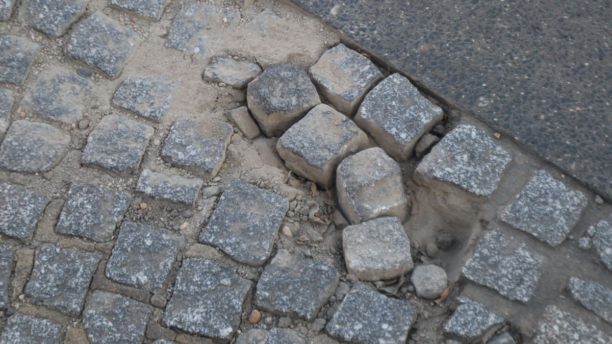 Beton kerül az Indóház tér kockaköves burkolatának a helyére. (Fotó: Tóth Norbert)