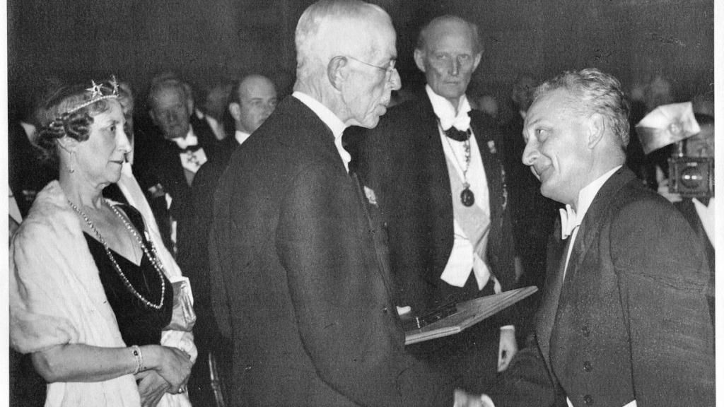 Szent-Györgyi Albert 1937. december 10-én vette át a Nobel-díjat Stockholmban.