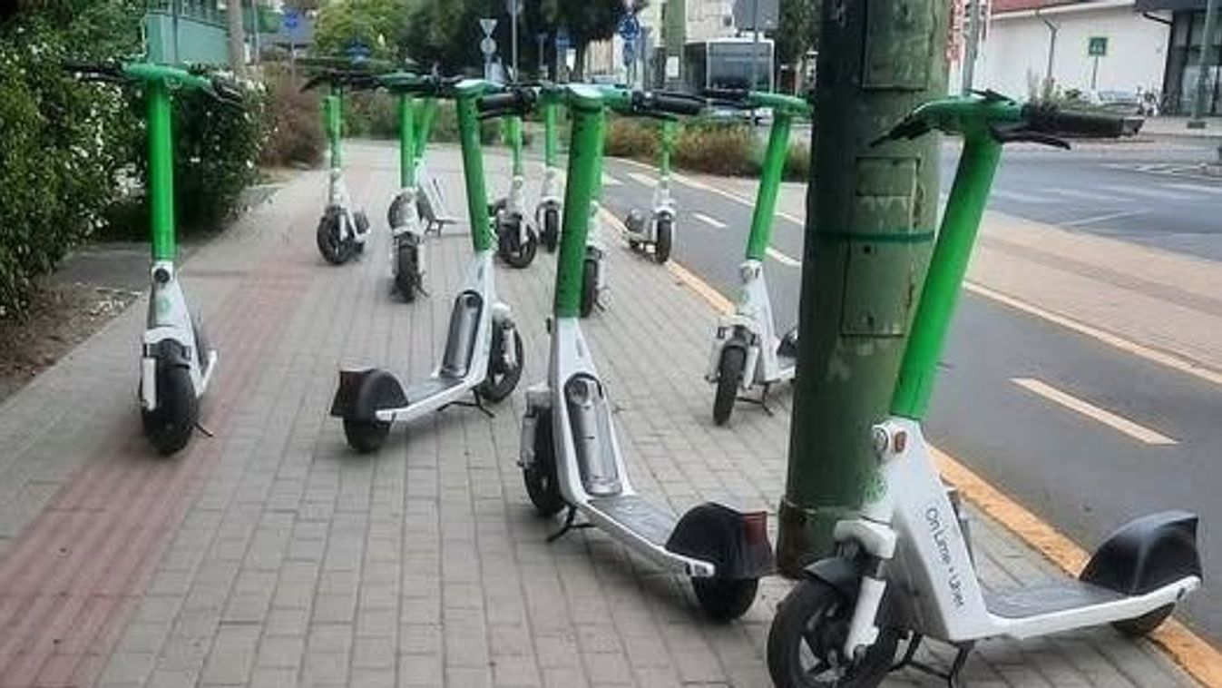Roller-káosz a Szilléri sugárúton: Több tucat jármű torlaszolja el a járdát