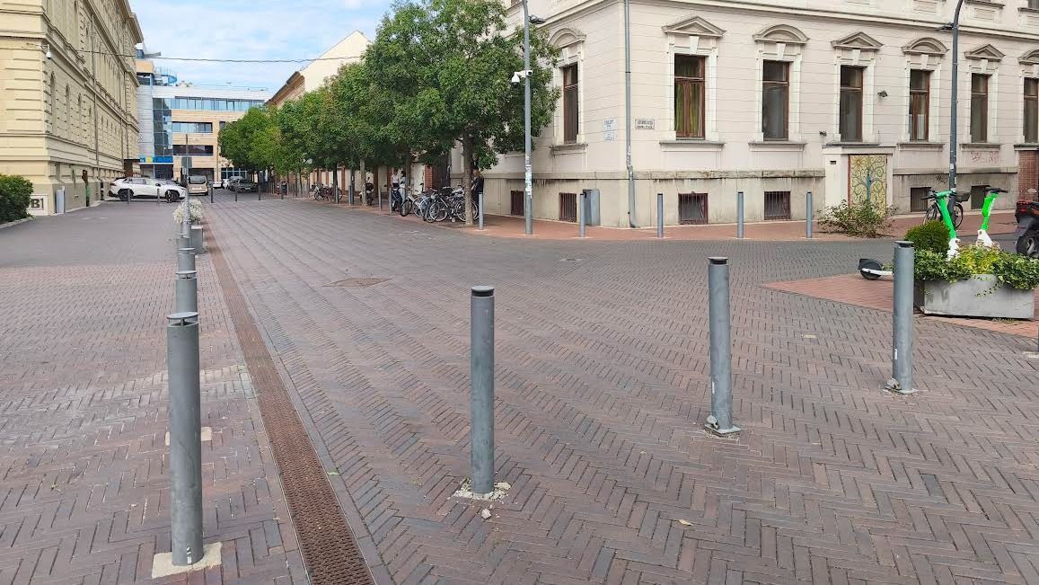 A kihelyezett oszlopok Szegeden, a Toldy utca előtt. 
