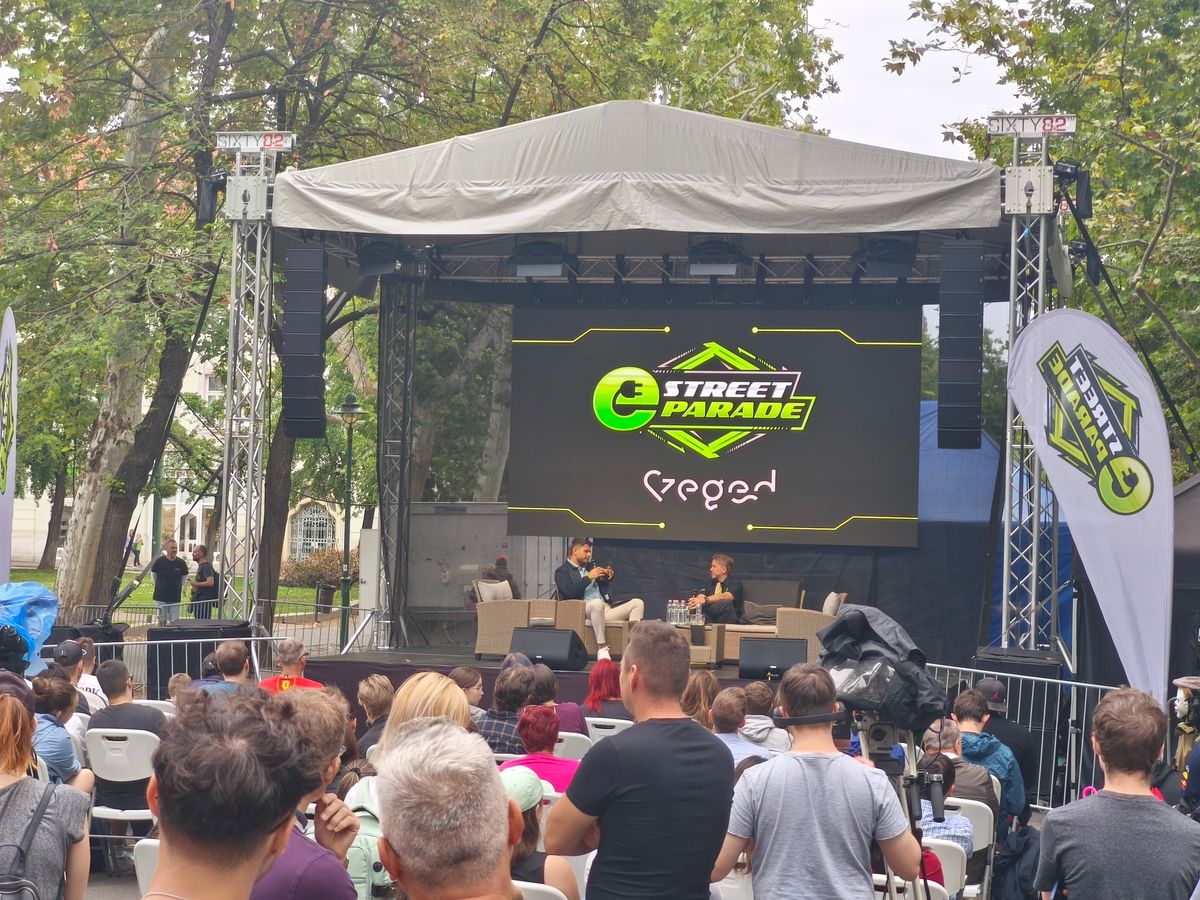 Szeged lett az elektromobilitás fővárosa. Sokan kilátogattak a Széchenyi térre, meghallgatni a beszélgetéseket, megtekinteni a járműveket.