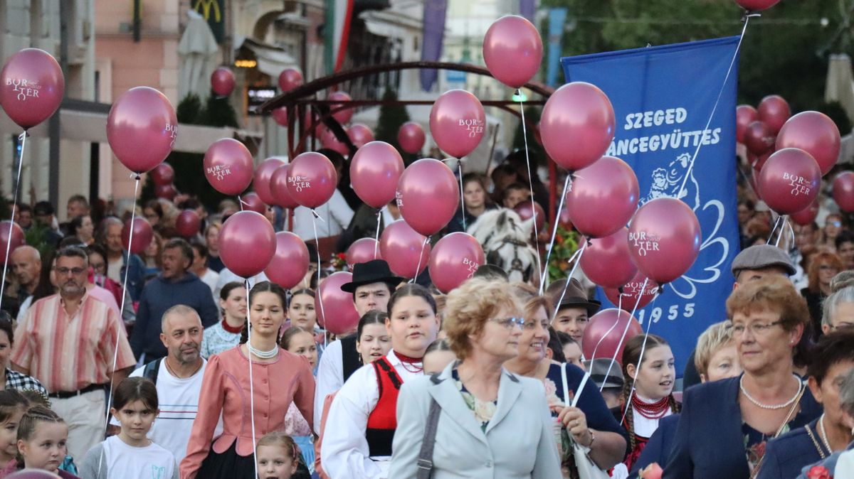 A borlovagok felvonulásával hivatalosan is megkezdődött a 13. Bortér. 