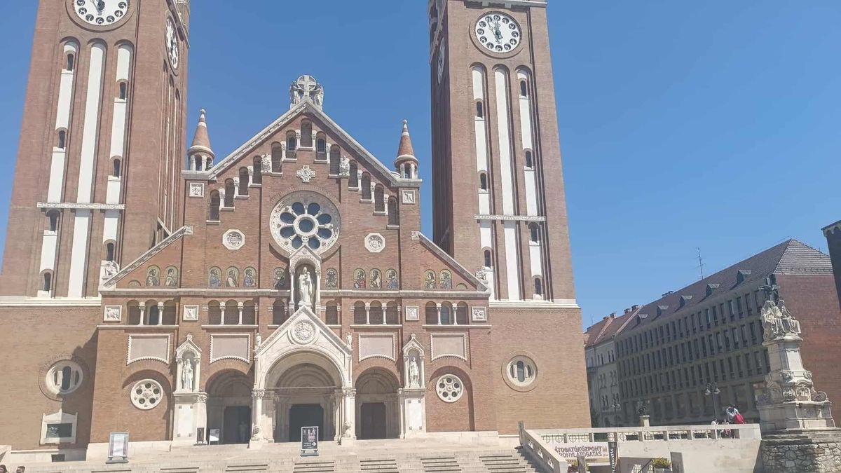 Szentháromság a szegedi Dóm téren