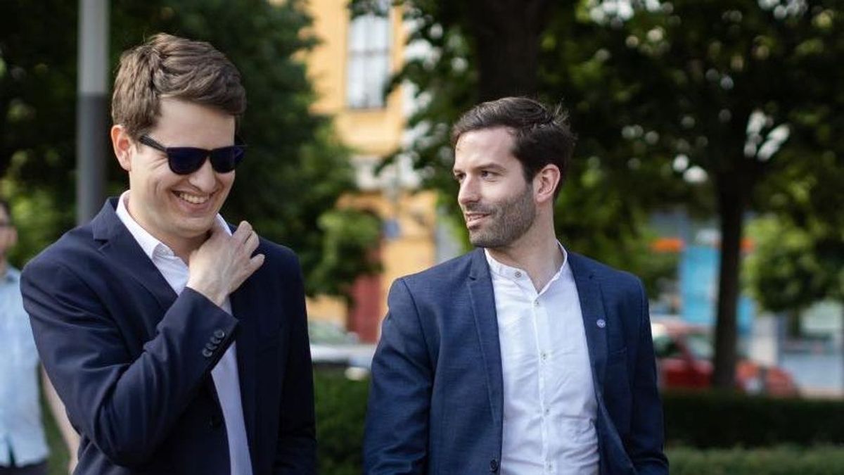 A momentumos fiúk mosolya sokszor nem volt őszinte, hatalmasat bukott a párt az utóbbi években 