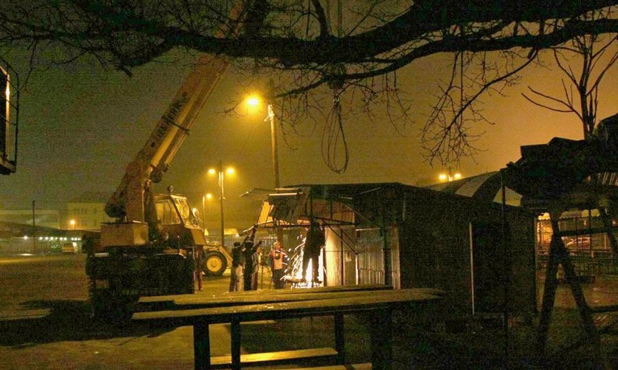 A féktelenség jelképe lett az éjszakai Mars téri piac rombolás. Fotó: SzegedMA archív